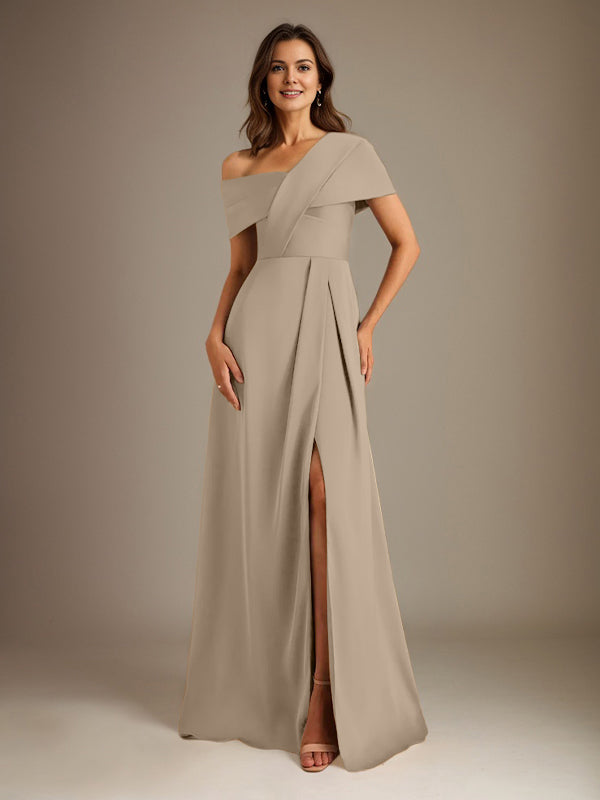Robe de mère de la mariée en satin, coupe trapèze, décolleté asymétrique et plis. 