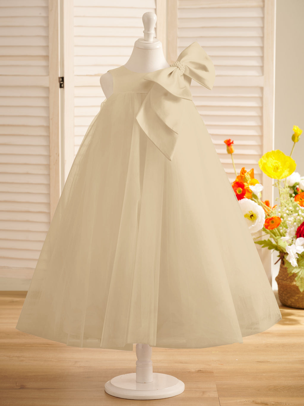 Vestido de niña pequeña de las flores, corte en A, con gran lazo y tul, hasta la rodilla. 