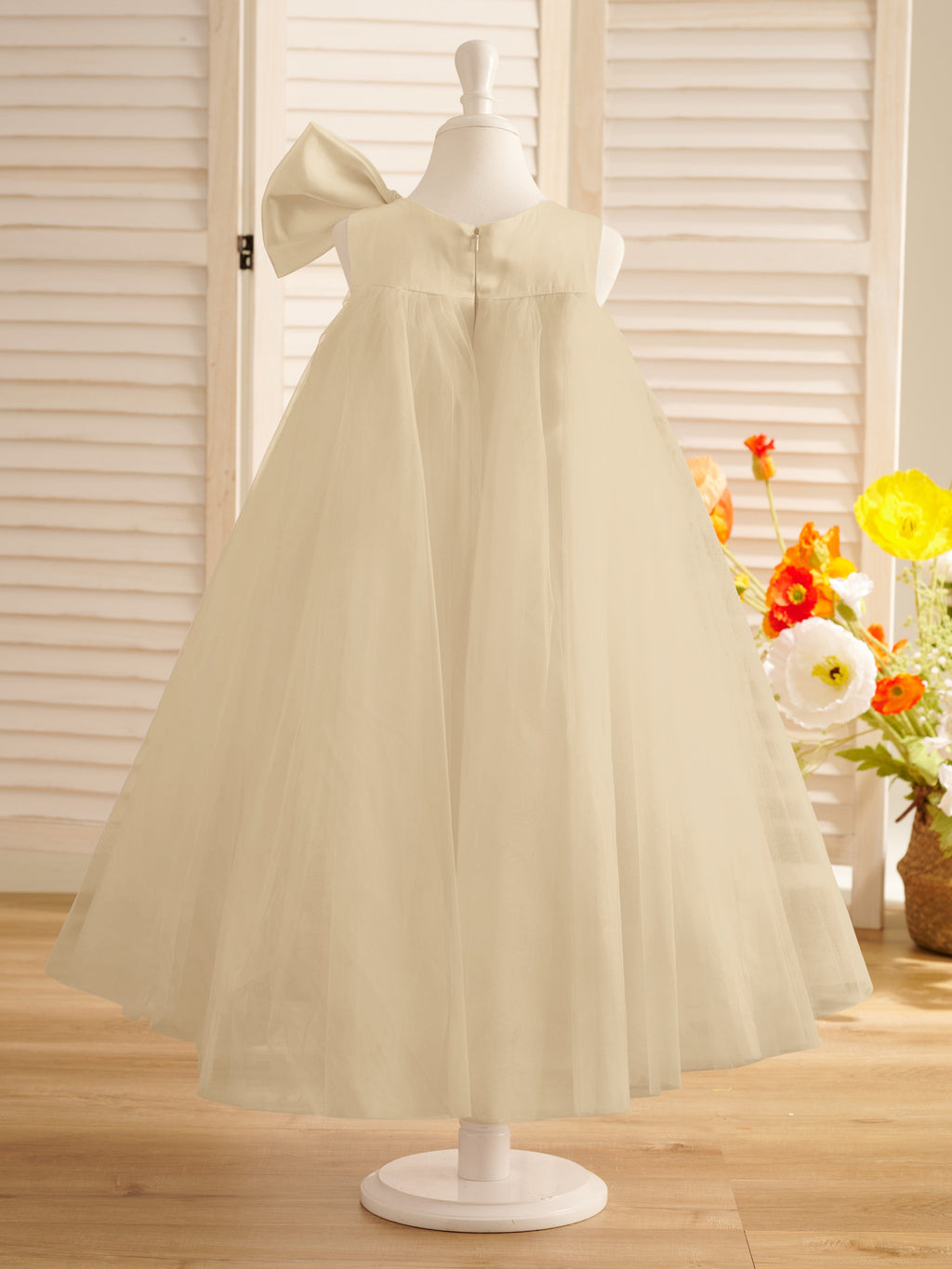 Vestido de niña pequeña de las flores, corte en A, con gran lazo y tul, hasta la rodilla. 