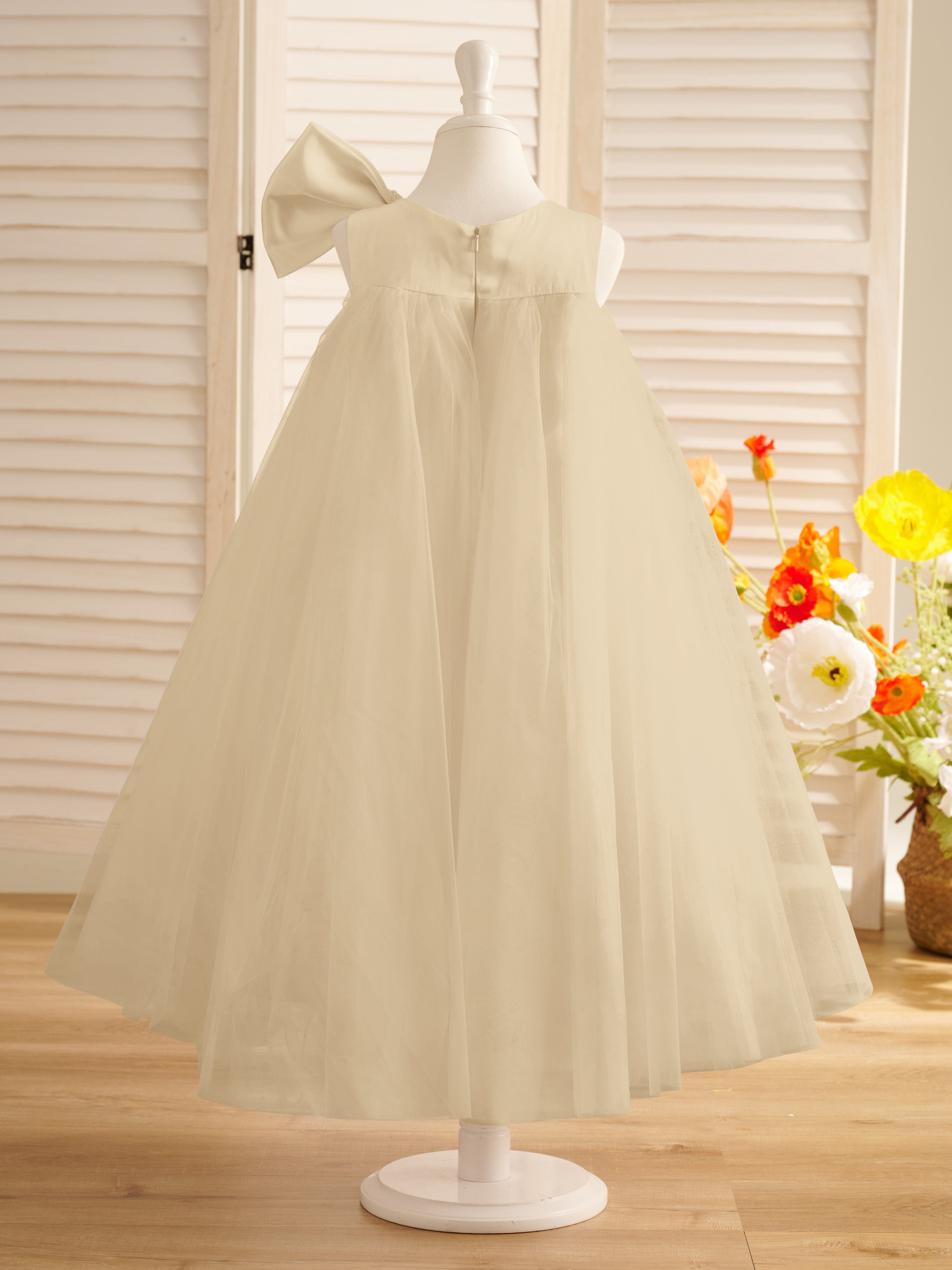 Vestido de niña pequeña de las flores, corte en A, con gran lazo y tul, hasta la rodilla. 