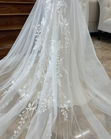 Encantador vestido de novia de corte A, escote en V, sin mangas, apliques de encaje y cola