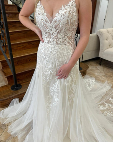 Encantador vestido de novia de corte A, escote en V, sin mangas, apliques de encaje y cola