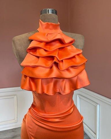 Vestido de fiesta de sirena con cuello alto, volantes y abertura, estilo encantador.