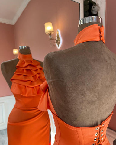 Vestido de fiesta de sirena con cuello alto, volantes y abertura, estilo encantador.