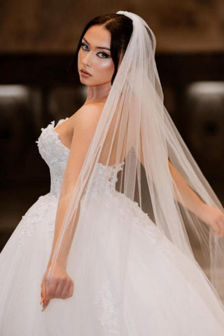 Vestidos de novia de corte princesa, sin mangas, con escote corazón y encaje hasta el suelo, adornados con apliques.