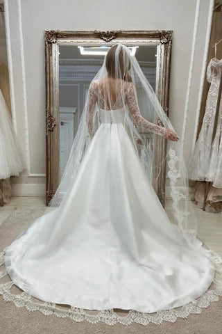 Robe de mariée longue et élégante en satin blanc fendue, coupe trapèze et manches longues
