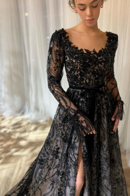 Robe de mariée longue noire de coupe trapèze, ornée de dentelle pailletée et de paillettes, avec une fente.