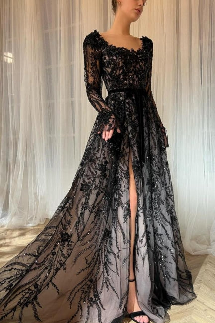 Robe de mariée longue noire de coupe trapèze, ornée de dentelle pailletée et de paillettes, avec une fente.