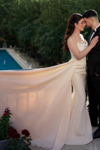 Encantador vestido de novia largo de sirena sin tirantes con lentejuelas y perlas