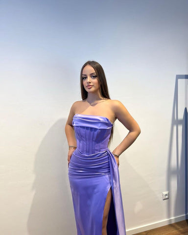 Charmante robe de bal longue violette sans bretelles en satin fendue sur le devant, sans manches, avec volants