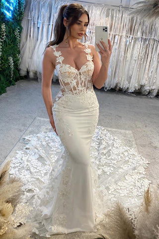Encantadores vestidos de novia de sirena con hombros descubiertos, sin mangas, apliques, tul y cola de encaje.