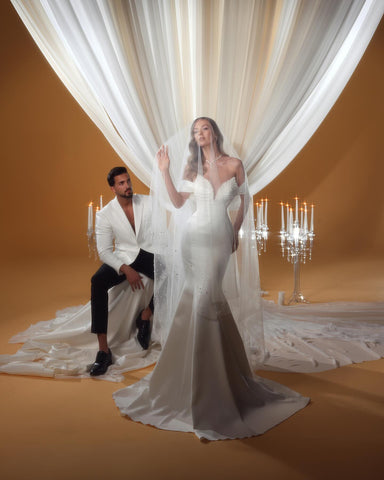 Encantadores vestidos de novia de satén con volantes, sin mangas y con hombros descubiertos estilo sirena