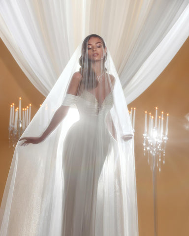 Encantadores vestidos de novia de satén con volantes, sin mangas y con hombros descubiertos estilo sirena