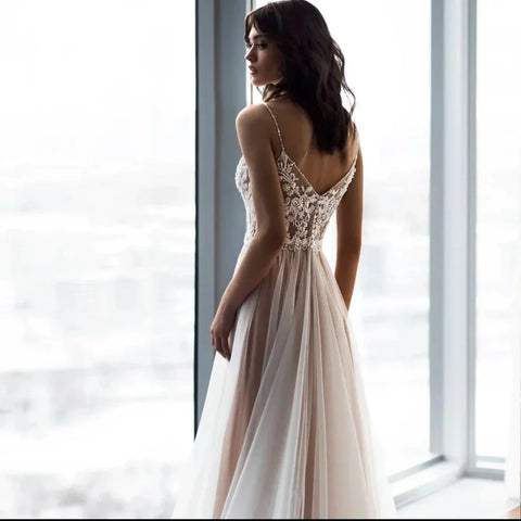 Vestidos de novia encantadores con tirantes finos, escote en V, apliques de encaje, espalda descubierta, tul, corte en A, cola de barrido.