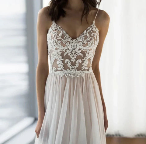 Vestidos de novia encantadores con tirantes finos, escote en V, apliques de encaje, espalda descubierta, tul, corte en A, cola de barrido.