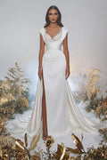 Robe de mariée sirène longue en satin et dentelle, décolleté cœur et fente.