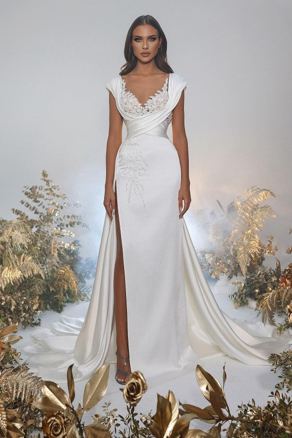 Robe de mariée sirène longue en satin et dentelle, décolleté cœur et fente.
