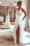 Robe de mariée de plage WD629, ravissante, à fines bretelles, ornée d'appliques en dentelle et fendue.