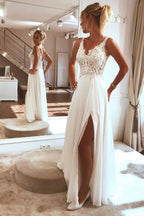 Robe de mariée de plage WD629, ravissante, à fines bretelles, ornée d'appliques en dentelle et fendue.