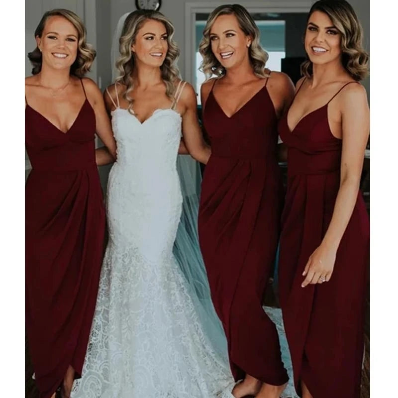 Vestidos de dama de honor sencillos de gasa con escote en V y tirantes finos en color burdeos