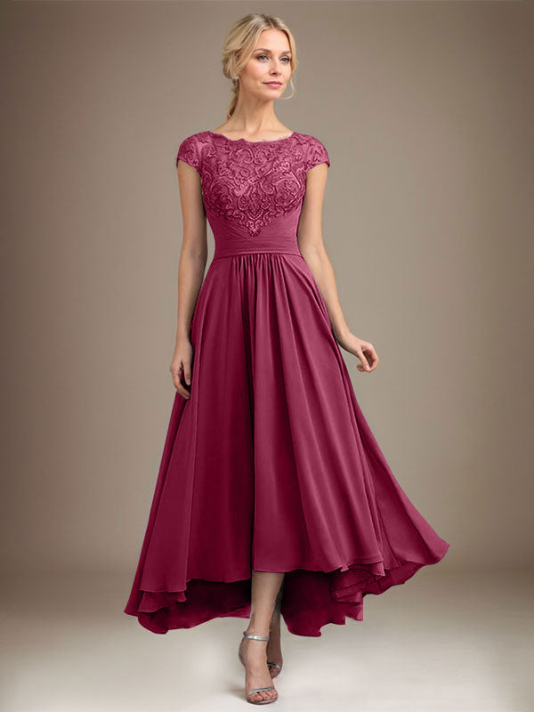 Vestido de novia de corte asimétrico, corte en A, escote ilusión, encaje y gasa con pliegues. 
