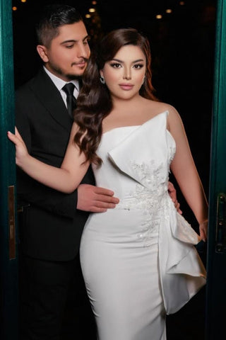 Elegante vestido de novia largo de sirena, sencillo, de satén, sin tirantes y con encaje.