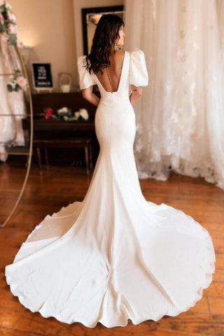 Robe de mariée sirène longue chic en satin, dos nu, col carré et manches courtes