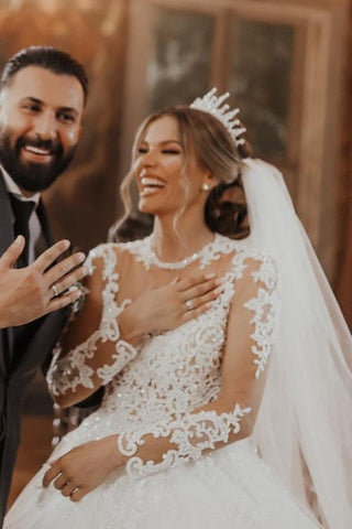 Elegante vestido de novia largo blanco de corte A, encaje y tul con mangas largas