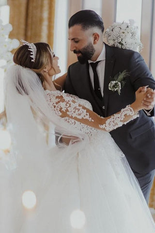Elegante vestido de novia largo blanco de corte A, encaje y tul con mangas largas