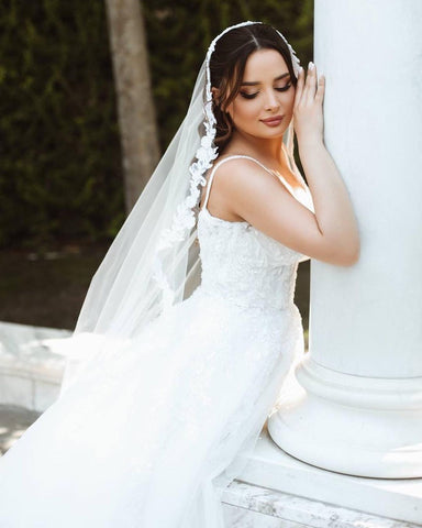 Robe de mariée blanche longue chic, coupe trapèze, bretelles spaghetti, dentelle sans manches