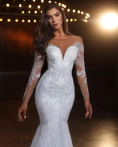 Elegante vestido de novia largo blanco de sirena con encaje, pedrería y mangas largas de tul