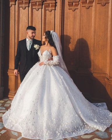 Elegante vestido de novia largo blanco con escote en V, corte en A, apliques, mangas y cola