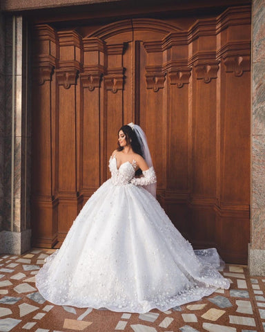 Elegante vestido de novia largo blanco con escote en V, corte en A, apliques, mangas y cola