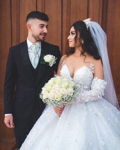 Elegante vestido de novia largo blanco con escote en V, corte en A, apliques, mangas y cola