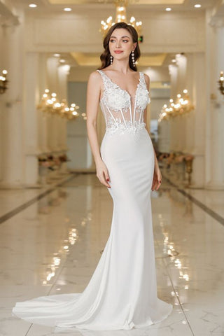 Elegante vestido de novia de sirena con escote en V, apliques de encaje blanco y perlas.