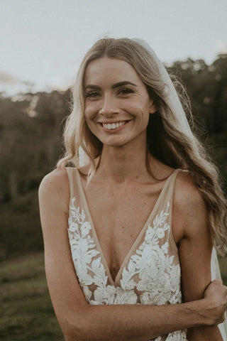 Robe de mariée champêtre chic, fourreau, col en V, dentelle florale, modèle WD658