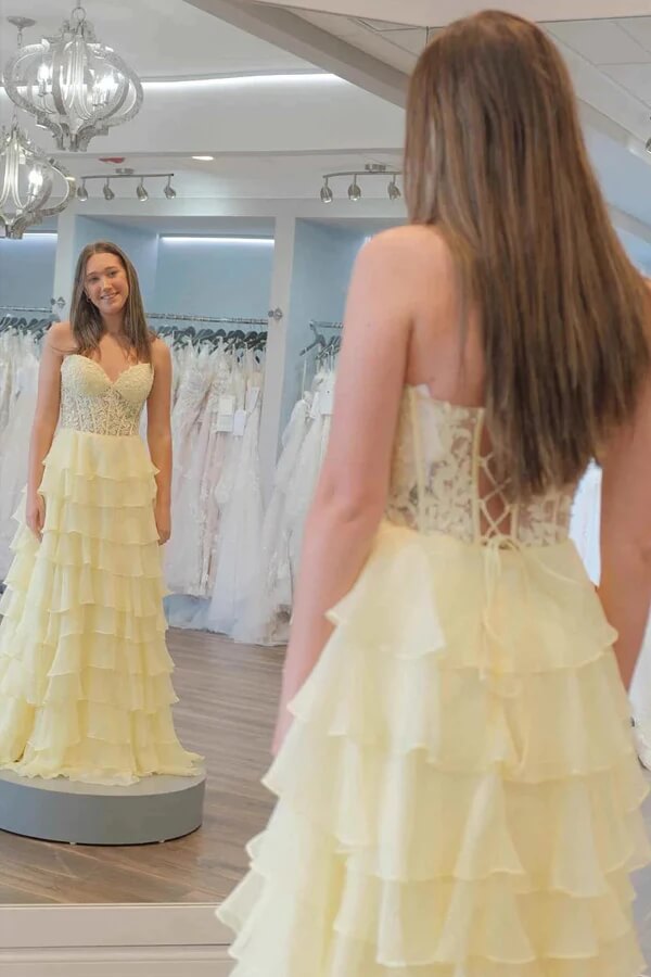 Vestidos de graduación de corte A con escote corazón, apliques de encaje y volantes