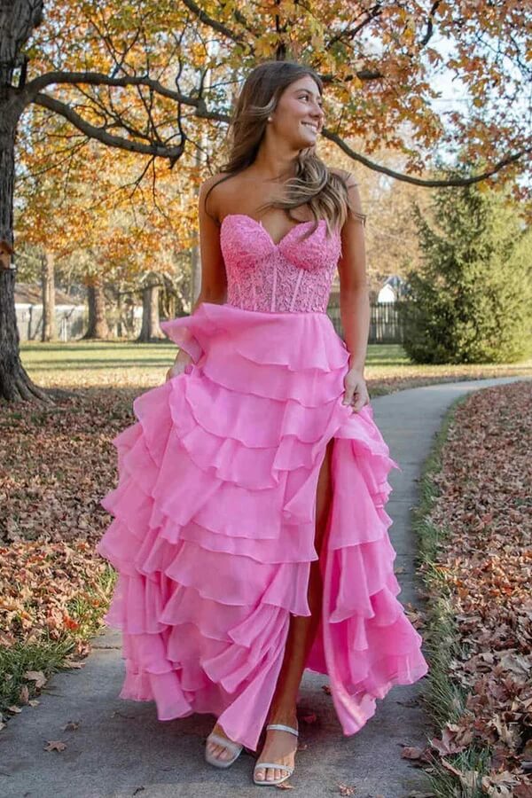 Vestidos de graduación de corte A con escote corazón, apliques de encaje y volantes
