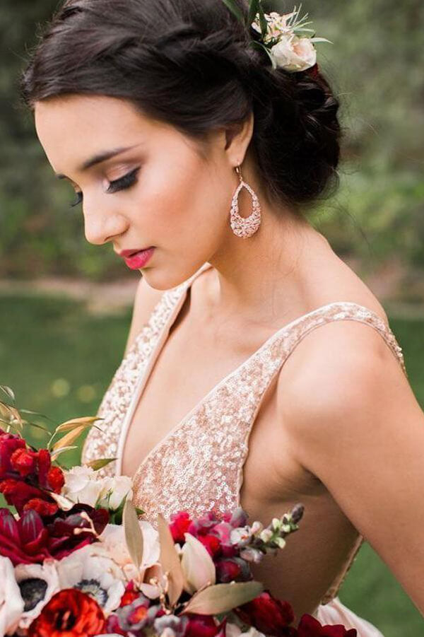 Robe de demoiselle d'honneur longue en mousseline à sequins, coupe trapèze, col en V et nœud papillon.