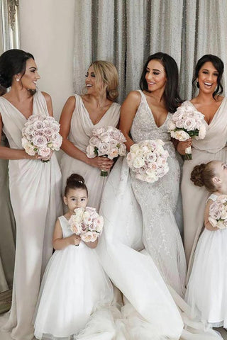 Vestidos de dama de honor de gasa, corte tubo, escote en V, sin mangas y con abertura lateral. 