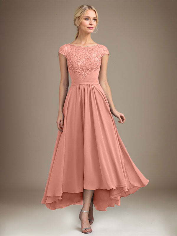 Vestido de novia de corte asimétrico, corte en A, escote ilusión, encaje y gasa con pliegues. 