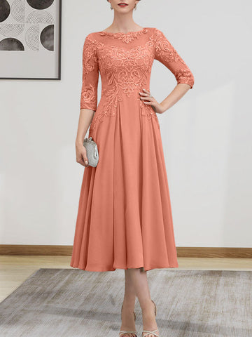 Vestido de novia de corte A, escote redondo ilusión, largo té, de gasa, encaje, con lentejuelas y pedrería.