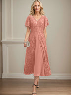 Vestido de novia de gasa de encaje, corte en A, escote en V y largo hasta la rodilla. 