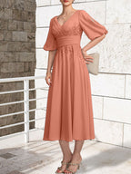 Vestido de novia de gasa de encaje, corte en A, escote en V y largo hasta la rodilla, con pliegues.
