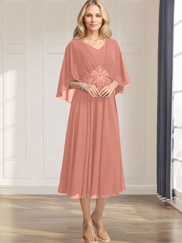 Robe de mariée trapèze en mousseline de soie, longueur thé, col en V, ornée de sequins plissés, d'appliques de dentelle et de perles. 