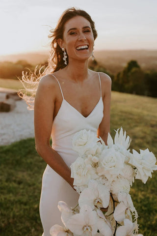Vestido de novia clásico de playa, sencillo, color marfil, con tirantes finos y escote en V WD645