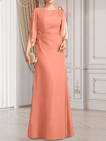 Robe fourreau/colonne longue en mousseline pour la mère de la mariée, ornée de perles plissées.