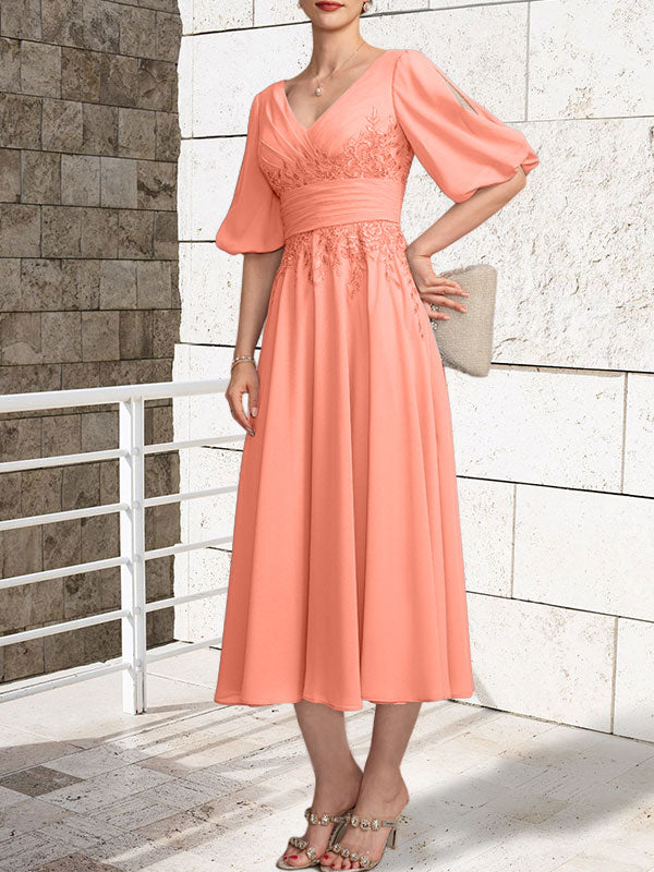 Vestido de novia de gasa de encaje, corte en A, escote en V y largo hasta la rodilla, con pliegues.