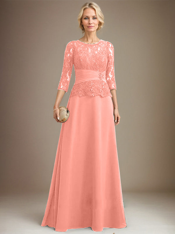 Robe de mariée longue en mousseline de soie et dentelle, coupe trapèze, décolleté illusion, ornée de sequins plissés et de perles. 