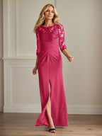 Vestido de madrina de la novia color ciruela, de encaje elástico y corte sirena. 